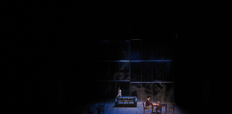 연극 <b>타오르는 어둠속에서</b>